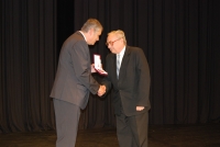 Jiří Mach (vpravo) dostává od starosty města Petra Tojnara medaili Za zásluhy o rozvoj města Dobrušky 2014