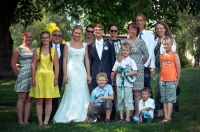 Rodina Jiřího Macha (třetí zleva) při svatbě syna 2016