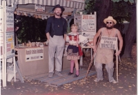 Manžel Jan Vítek (vlevo) při prodeji své keramiky, 1988