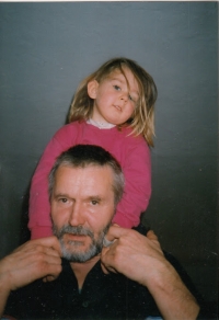 Manžel Jan Vítek s dcerou Emou, 2000