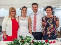 Alena Vondrášková (vpravo) na svatbě syna Štěpána Vondráška, 2018