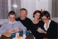 Alena Vondrášková (vpravo) s manželem a synem Petrem a s kmotrou, 1995