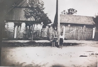 Domek, který si rodiče Marie Hromádkové, Novotní, pronajali v Zábědově u Nového Bydžova, asi 1944