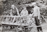 Otec František Novotný s vnuky, Kunčice asi 1954