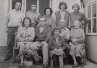 Rodina Marie Hromádkové po pohřbu maminky Marie Novotné, sedící zleva Marie a Oldřich Hromádkovi, otec František Novotný, stojící synové, Kunčice, asi 1950