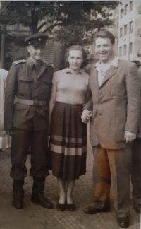 Marie a Oldřich Hromádkovi s kamarádem v uniformě, Praha 1954
