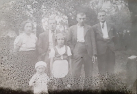 Skupina otcových přátel - knoflíkářů, komunistů - všichni zahynuli v koncentračních táborech. Zleva maminka Františka Novotná, dole děti Marie s bratrem, Zábědov 1936
