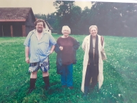 Marie Hromádková uprostřed s přáteli, Kunčice 2000