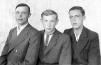 Ivan Hrechko (uprostřed) s přáteli, Nadvirna, 1946