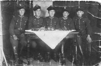 Bratr Jaroslav (druhý zleva) v polské armádě v Poznani, 1937