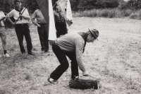 Skautský slib, který skládala veselská skautská organizace v místě zvaném Na Jezeře ve Veselí nad Moravou, 29. června 1990