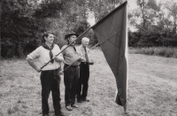 Skautský slib ve veselské skautské organizaci (Jiří Peša vlevo), Na Jezeře ve Veselí nad Moravou, 29. června 1990 