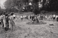 Vatra během skautského slibu ve veselské skautské organizaci, Na Jezeře ve Veselí nad Moravou, 29. června 1990  