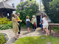 S žákyněmi z Církevní základní školy Orbis Pictus v Táboře při natáčení Příběhů našich sousedů v černu 2021