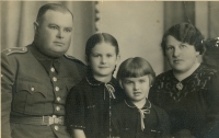 Bohumila Šmolíková, rozená Pytlíková, se svým tatínkem, maminkou a sestrou v roce 1939