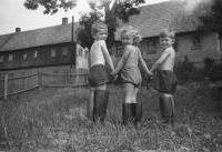 Luboš, sestra Marta, vlevo bratranec Mirek, cca 1954, Vejprty