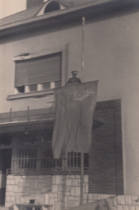 Běloves - vyvěšování sovětské vlajky na nové české celnici