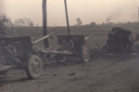 Běloves - kanony druhé dělostřelecké soupravy, v pozadí muniční vůz