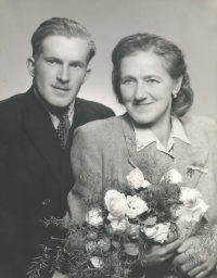 Lubomírova babička Božena Sršňová s druhým mužem Bohumilem Dostálem. Foto 1949