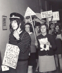 Uvolněná oslava Vánoc na rychnovském gymnáziu v prosinci 1967