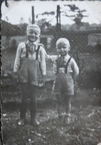 Pamätník (vpravo) spolu s bratom, keď mal asi 4 roky