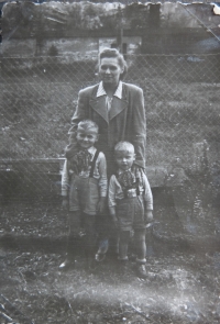 On the photo of the witness, brother (left), Branislav (right) and mother Jarmila