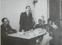 Tibor Medvecký (druhý zľava) na zasadnutí Demokratickej strany (DS)