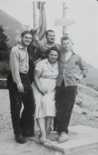 Rodina Medveckých na Malinom Brde. Zľava: brat pamätníka, otec, Branislav, dole mama Jarmila