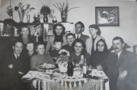 Rodinná fotka z oslavy narodenín Tibora Medveckého. Na fotke: Branislav (dole, druhý zľava), jeho brat s mamou Jarmilou (dole v strede) a otec Tibor (dole vpravo)