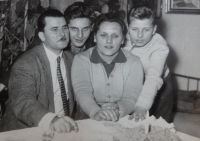 Rodina Medveckých. Na fotke (zľava): Tibor, pamätníkov brat, Jarmila a Branislav