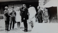 Branislav (druhý zľava) na svadbe kamaráta