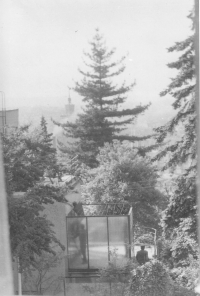StB se dobývá do zamčeného bytu manželů Hromádkových, aby oba zatkla kvůli návštěvě L. Brežněva v Praze, 1978
Foto č. 1