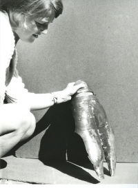 Sovětská tanková střela, jež po výbuchu munice u Čs. rozhlasu dopadla na střechu Národního muzea 