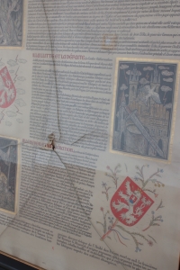 Tablo uložené v depozitáři v budově NM bylo 21. 8. 1968 prostřeleno ruskou kulkou ze samopalu ve slově "libération" (osvobození)