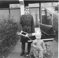 Lubomír na opušťáku z pětiměsíční prezenční vojenské služby, se dvěma syny, 12. listopadu 1975