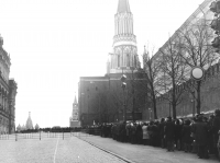 Tísnivá atmosféra Moskvy (fronta na Lenina). Foto 16. 11. 1978