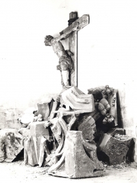 Někdejší stav sbírky v depozitáři lapidária. Foto 1983