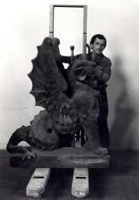 Lubomír při stěhování sbírek v lapidáriu, foto 1979
