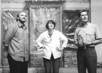 Spoluautor expozice lapidária Jiří Fajt (vlevo), architekt Karel Mrázek a restaurátorka Věra Horáková. Foto 1990