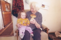 Marie Hromádková s vnučkou, Kunčice 2011