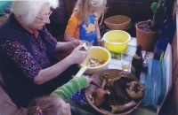 Marie Hromádková při čistění hub, Kunčice 2011