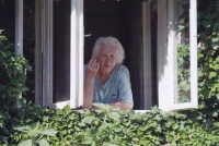Marie Hromádková v okně domku, Kunčice 2009