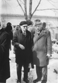 Oldřich Hromádko v beranici s Jiřím Hájkem na pohřbu Jana Patočky, 1977