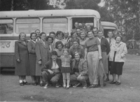 Maminka Marie Hromádkové, Marie Novotná, vlevo. Ženy z Kunčic jedou na výlet, asi 1950