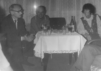 Zleva Jiří Hájek, Jiří Ruml a Marie Valachová na oslavě 70. narozenin Jiřího Hájka, Praha 1983