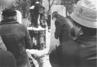 Oldřich Hromádko pokládá svíčku na hrob Jana Patočky, pohřeb, hřbitov u sv. Markéty Břevnov 1977