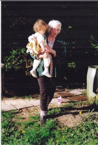 Marie Hromádková s vnučkou, Kunčice asi 2012