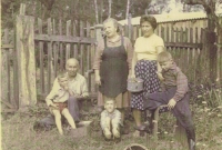 Zleva tatínek, maminka, Marie Hromádková se syny, Kunčice asi 1956