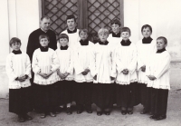 Jan Pořízek vedoucím ministrantů ve Sloupě, červen 1974 