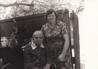 Maminka Ludmila s babičkou Terezií na vozíku na dvoře ve Vavřinci 1979